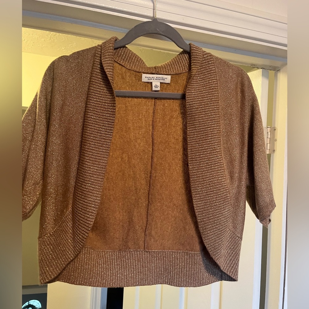 Gold shrug